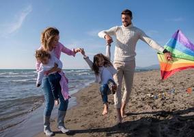 Lycklig familj njuter vecation under höst dag foto