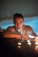 man avkopplande i de jacuzzi foto