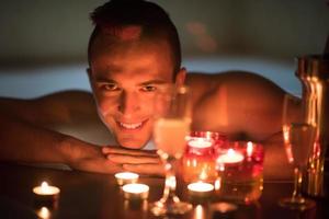 man avkopplande i de jacuzzi foto