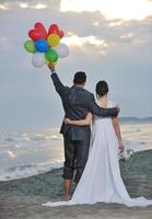 romantisk strand bröllop på solnedgång foto