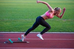 pixelated design av kvinna sprinter lämnar startande block foto