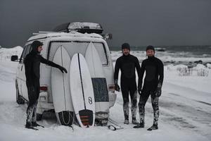 arktisk surfare i våtdräkt efter surfing förbi minibuss foto