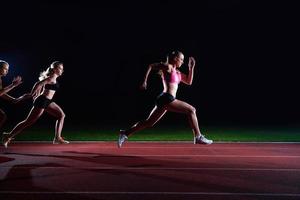 atletisk löpare godkänd batong i relä lopp foto