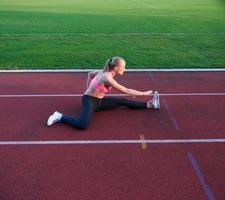 sportig kvinna på atletisk lopp Spår foto