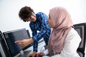 börja företag, ung kreativ yrkesverksamma människor team diskuterar på möte på ljus kontor medan pekande på dubbel övervaka skärm dator för förslag och hjälp i projekt foto