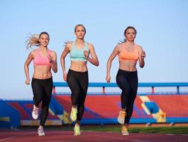 idrottare kvinna grupp löpning på friidrott lopp Spår foto
