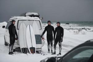 arktisk surfare i våtdräkt efter surfing förbi minibuss foto