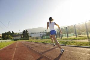 kvinna joggning på tidigt morgon- foto