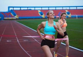 kvinna löpare efterbehandling lopp tillsammans foto