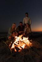 vänner har roligt på strand på höst dag foto