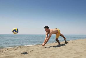 manlig strand volleyboll spel spelare foto