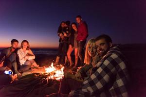 par njuter med vänner på solnedgång på de strand foto