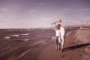 par njuter tid tillsammans på strand foto