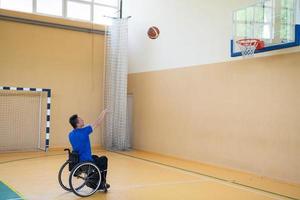 en krig ogiltig i en rullstol tåg med en boll på en basketboll klubb i Träning med professionell sporter Utrustning för de Inaktiverad. de begrepp av sport för människor med funktionshinder foto