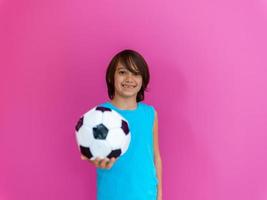 porträtt av ung arabicum pojke med fotboll boll isolerat mot rosa bakgrund och kopia Plats foto