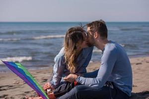 par njuter tid tillsammans på strand foto