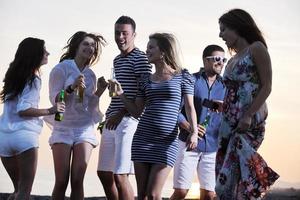 grupp av ung människor njut av sommar fest på de strand foto