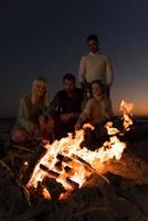 vänner har roligt på strand på höst dag foto