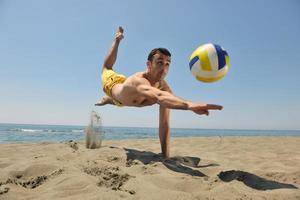 manlig strand volleyboll spel spelare foto