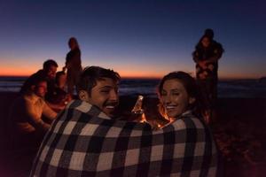 par njuter med vänner på solnedgång på de strand foto