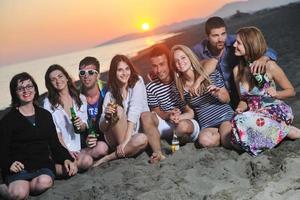 grupp av ung människor njut av sommar fest på de strand foto