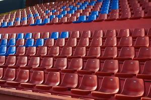 stadion röd stolar foto