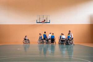 en Foto av basketboll lag med funktionshinder med de väljare i de stor hall innan de Start av de basketboll spel