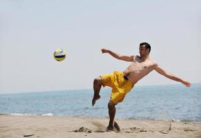 manlig strand volleyboll spel spelare foto