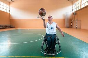 en Foto av en krig veteran- spelar basketboll i en modern sporter arena. de begrepp av sport för människor med funktionshinder