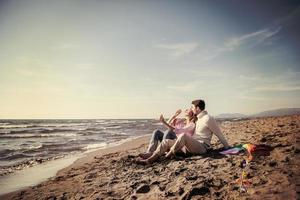 ung par njuter tid tillsammans på strand foto