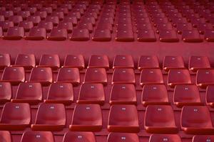 stadion röd stolar foto