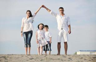 familj på strand som visar Hem tecken foto