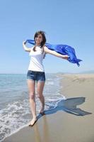 ung kvinna koppla av på strand foto