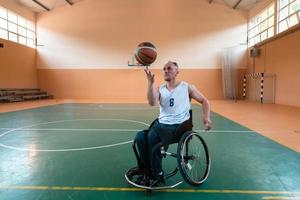 en Foto av en krig veteran- spelar basketboll i en modern sporter arena. de begrepp av sport för människor med funktionshinder