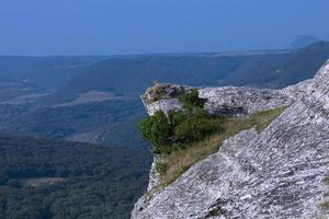 berg dal med en ren klippa, berg topp, berg landskap, topp se. foto