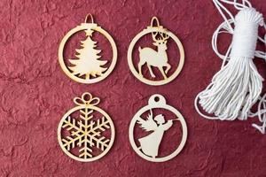 olika mönster av trä- jul dekorationer foto