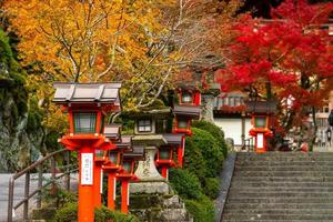 höst scen av kurama-dera, en tempel belägen på de bas av montera kurama i de långt norr av kyoto prefektur, kansai, japan foto