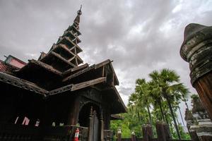 bagaya kloster, också känd som maha waiyan bontha bagaya kloster, en buddist kloster byggd på de sydväst av inwa palats tillägnad till skenben dhammabhinanda, inwa, mandalay område, myanmar foto