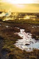 strokkur, ett av de mest känd gejsrar belägen i en geotermisk område bredvid de hvita flod i de sydväst del av Island, utbrott en gång varje 6-10 minuter foto