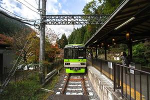 kurama, kyoto prefektur, kansai, japan - november 21, 2019 - lokal- tåg anlända till kurama station, de sista station av eizan järnväg kurama linje foto