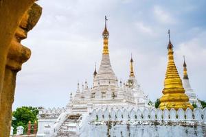 maha aungmye bonzan kloster, vanligen känd som de mig nu tegel kloster, en historisk buddist kloster i inwa, mandalay område, myanmar foto