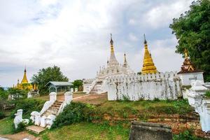 maha aungmye bonzan kloster, vanligen känd som de mig nu tegel kloster, en historisk buddist kloster i inwa, mandalay område, myanmar foto