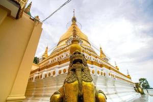 maha aungmye bonzan kloster, vanligen känd som de mig nu tegel kloster, en historisk buddist kloster i inwa, mandalay område, myanmar foto