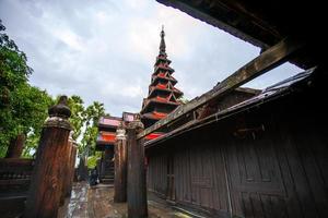 bagaya kloster, också känd som maha waiyan bontha bagaya kloster, en buddist kloster byggd på de sydväst av inwa palats tillägnad till skenben dhammabhinanda, inwa, mandalay område, myanmar foto