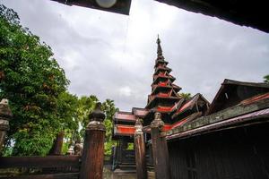 bagaya kloster, också känd som maha waiyan bontha bagaya kloster, en buddist kloster byggd på de sydväst av inwa palats tillägnad till skenben dhammabhinanda, inwa, mandalay område, myanmar foto