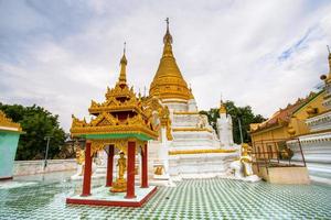 maha aungmye bonzan kloster, vanligen känd som de mig nu tegel kloster, en historisk buddist kloster i inwa, mandalay område, myanmar foto