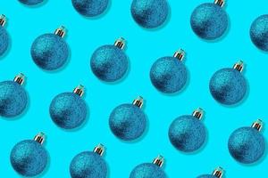 blå jul boll struntsak mönster minimal flatlay bakgrund foto