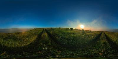 360 grad sfärisk panorama av dimmig sommar morgon- äng i ekirektangulär utsprång foto