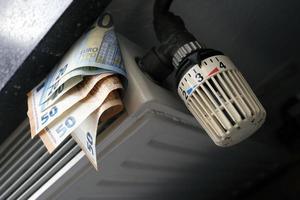 kontrollerande de uppvärmning kostar - radiator kontrollera och euro räkningar på de central uppvärmning foto