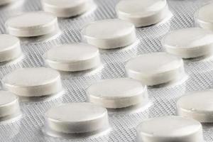 generisk vit medicinsk tabletter i silver- folie blåsa foto